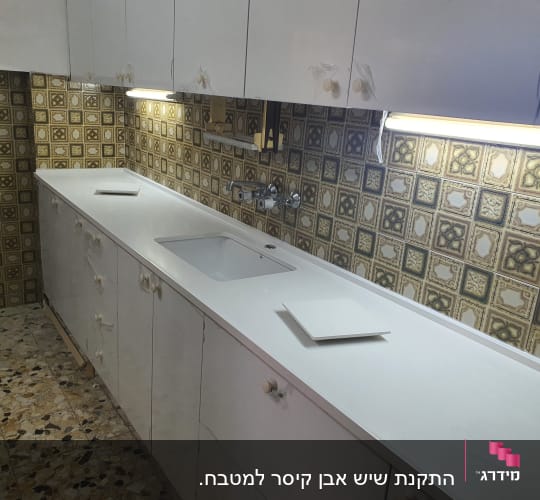 שיש לבן במטבח עם כיור מובנה